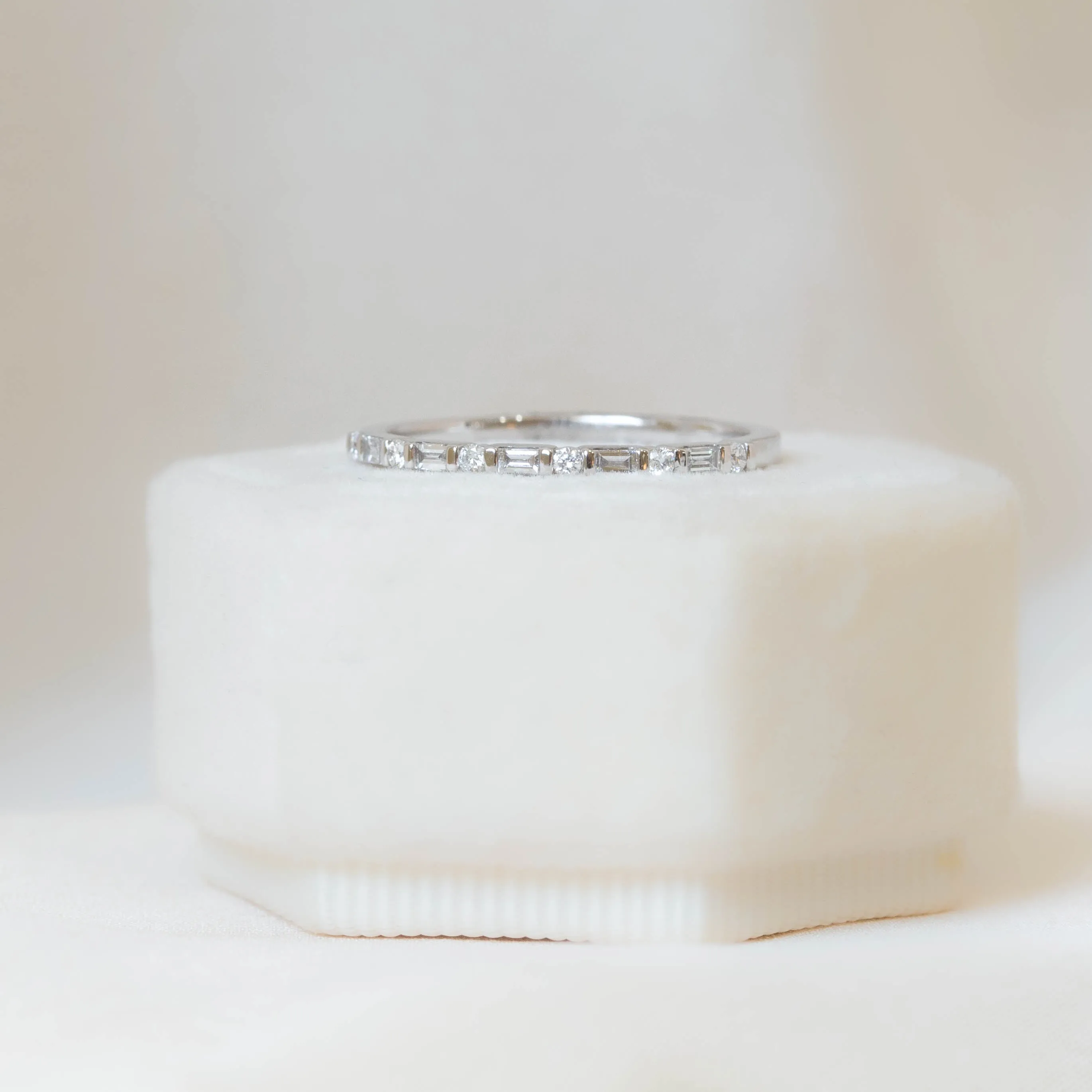 14kw Baguette & Round Bar-set Diamond Band