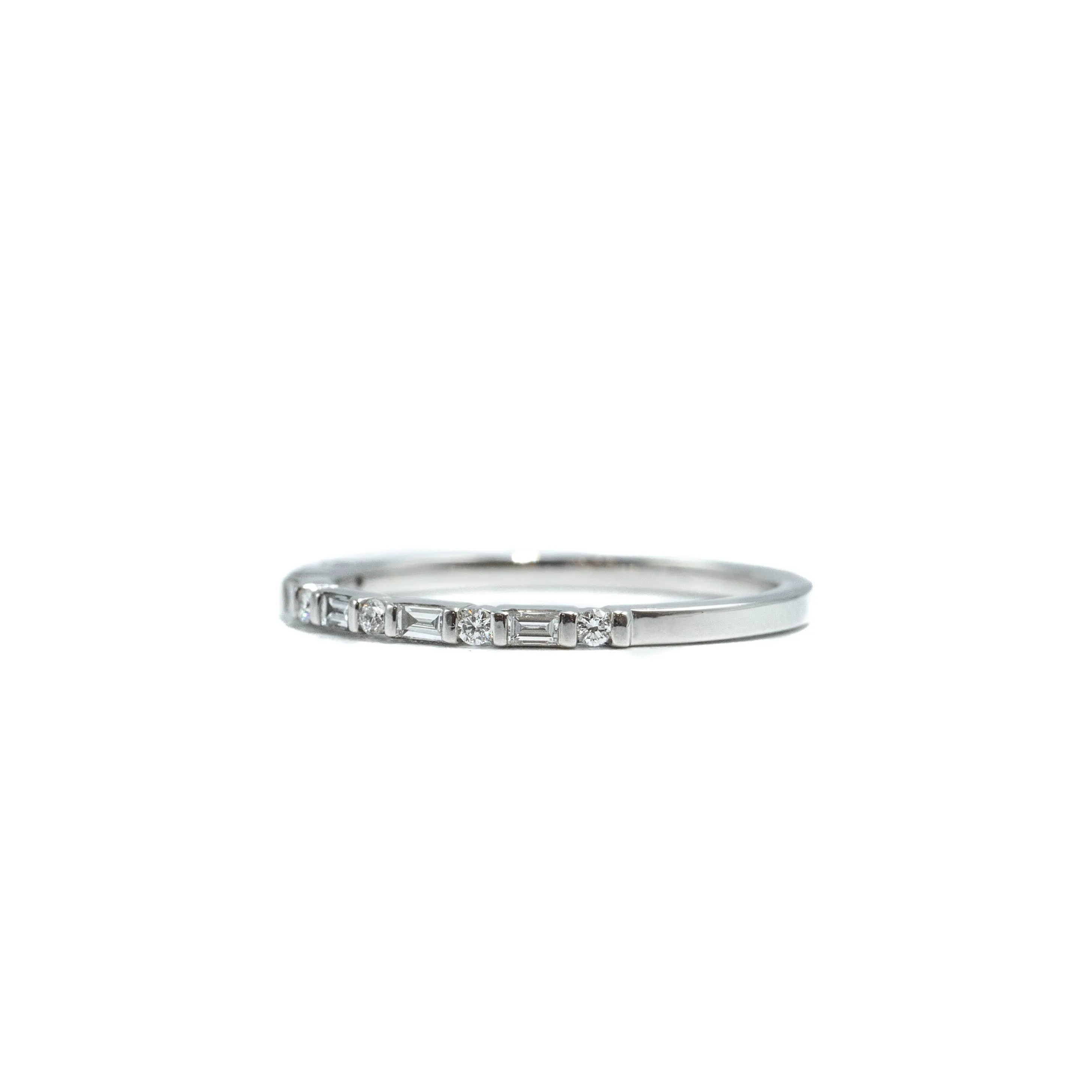14kw Baguette & Round Bar-set Diamond Band