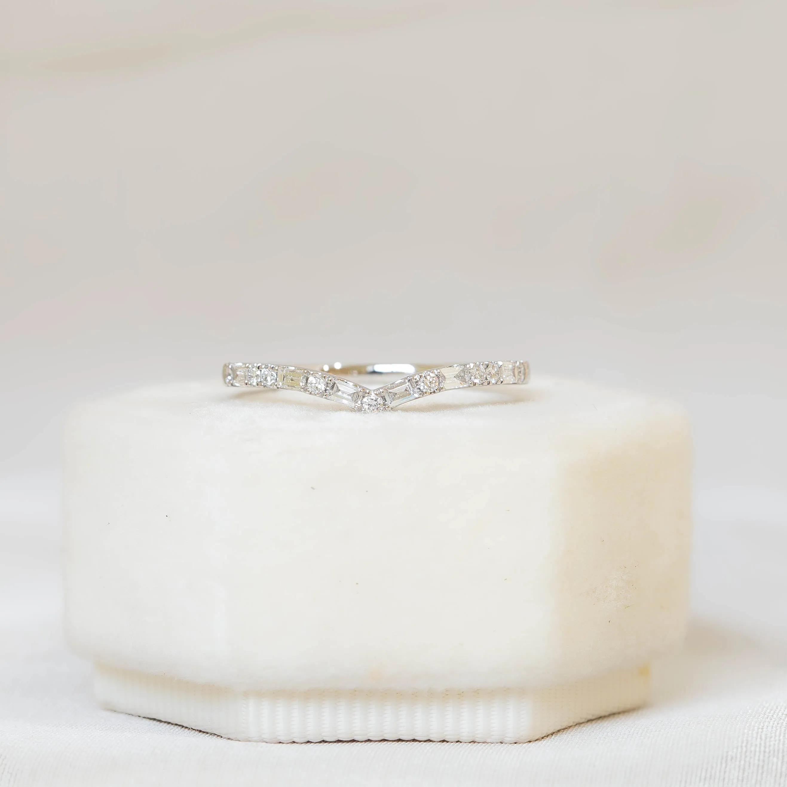 14kw Baguette & Round Chevron Band