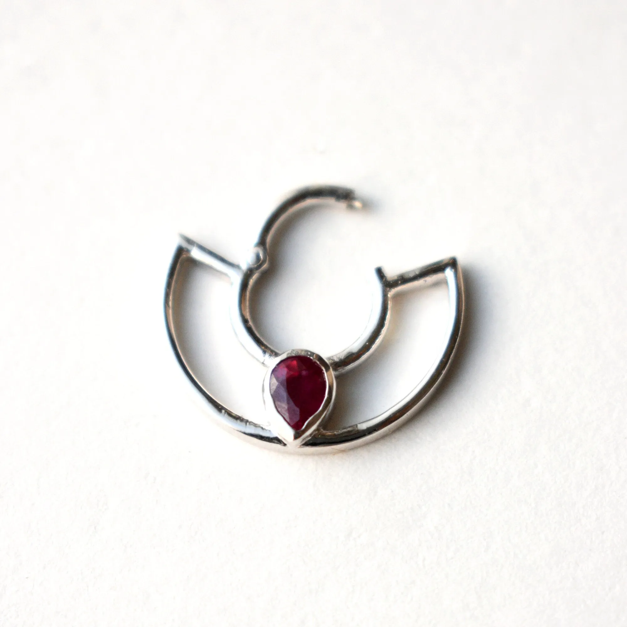 6-10mm Pear Ruby Two Line Seamless Clicker