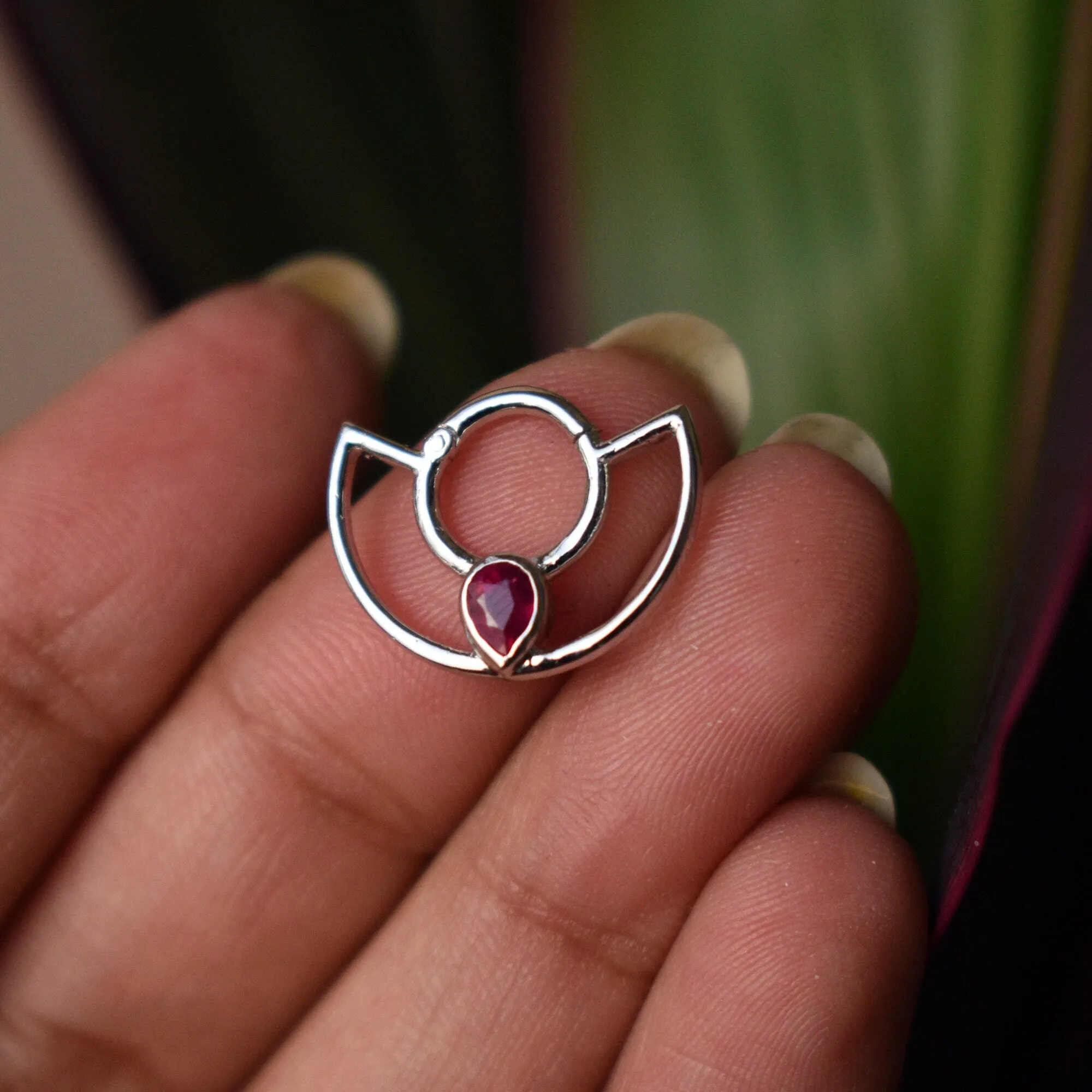 6-10mm Pear Ruby Two Line Seamless Clicker