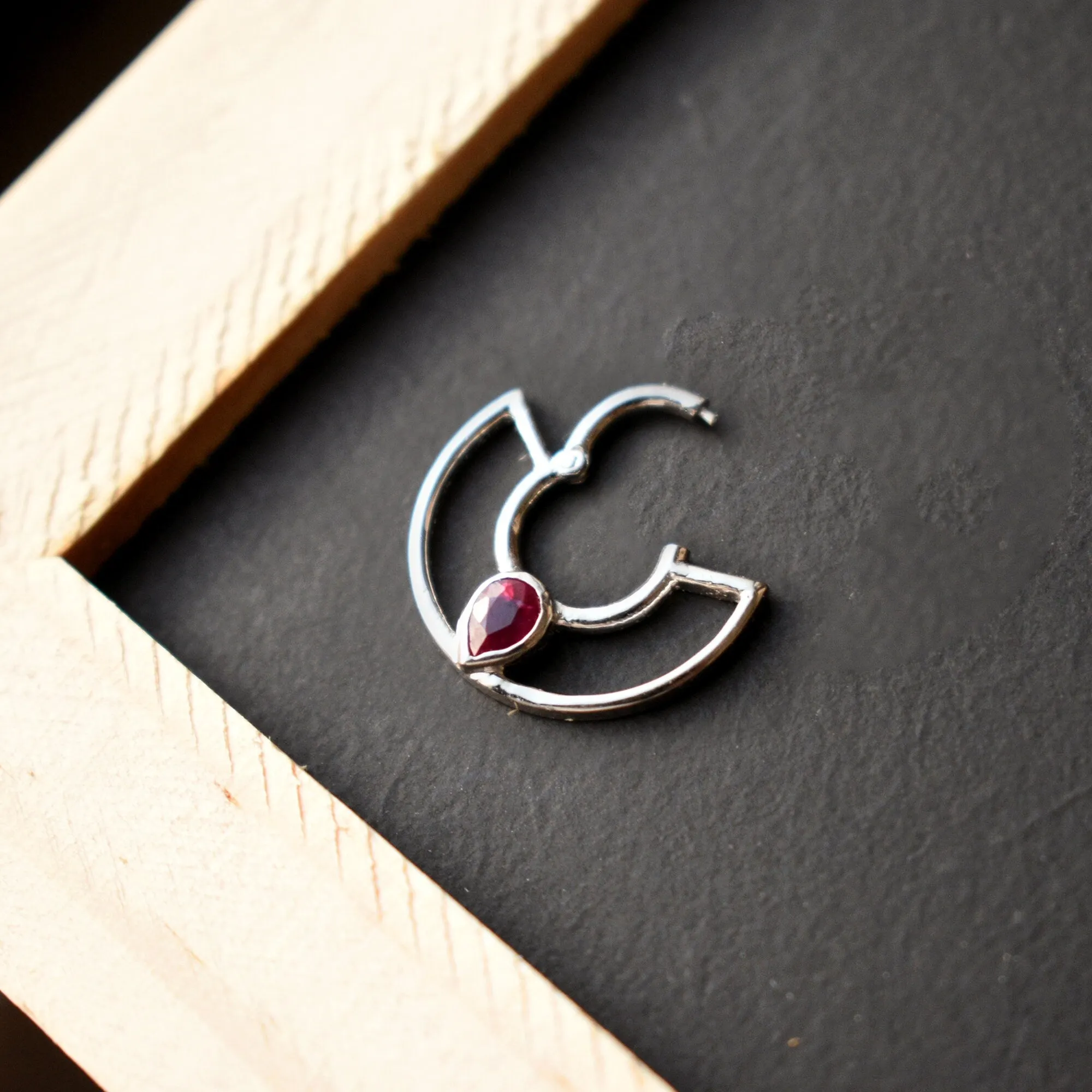 6-10mm Pear Ruby Two Line Seamless Clicker