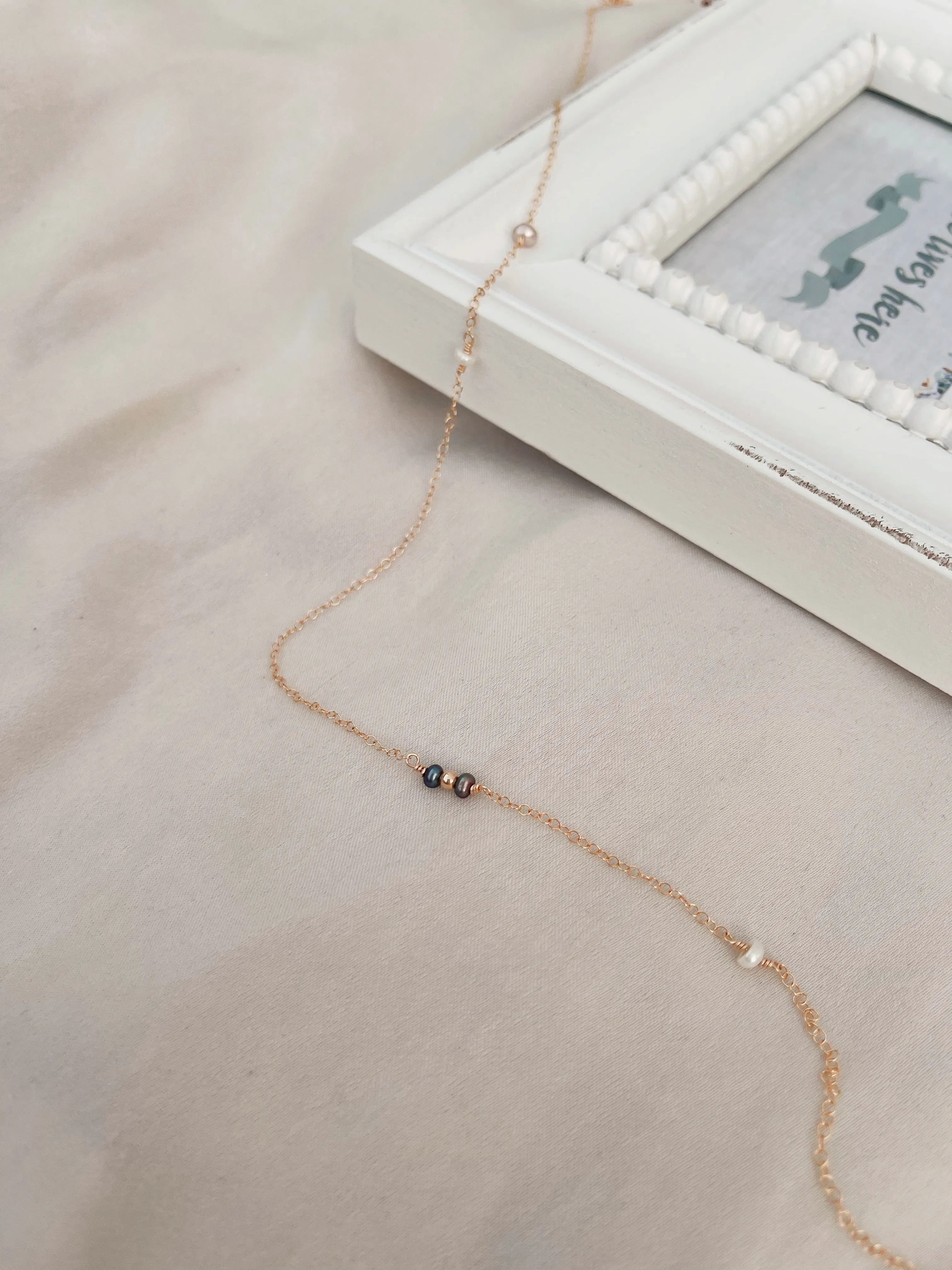 Minimal Random Pearl Necklace