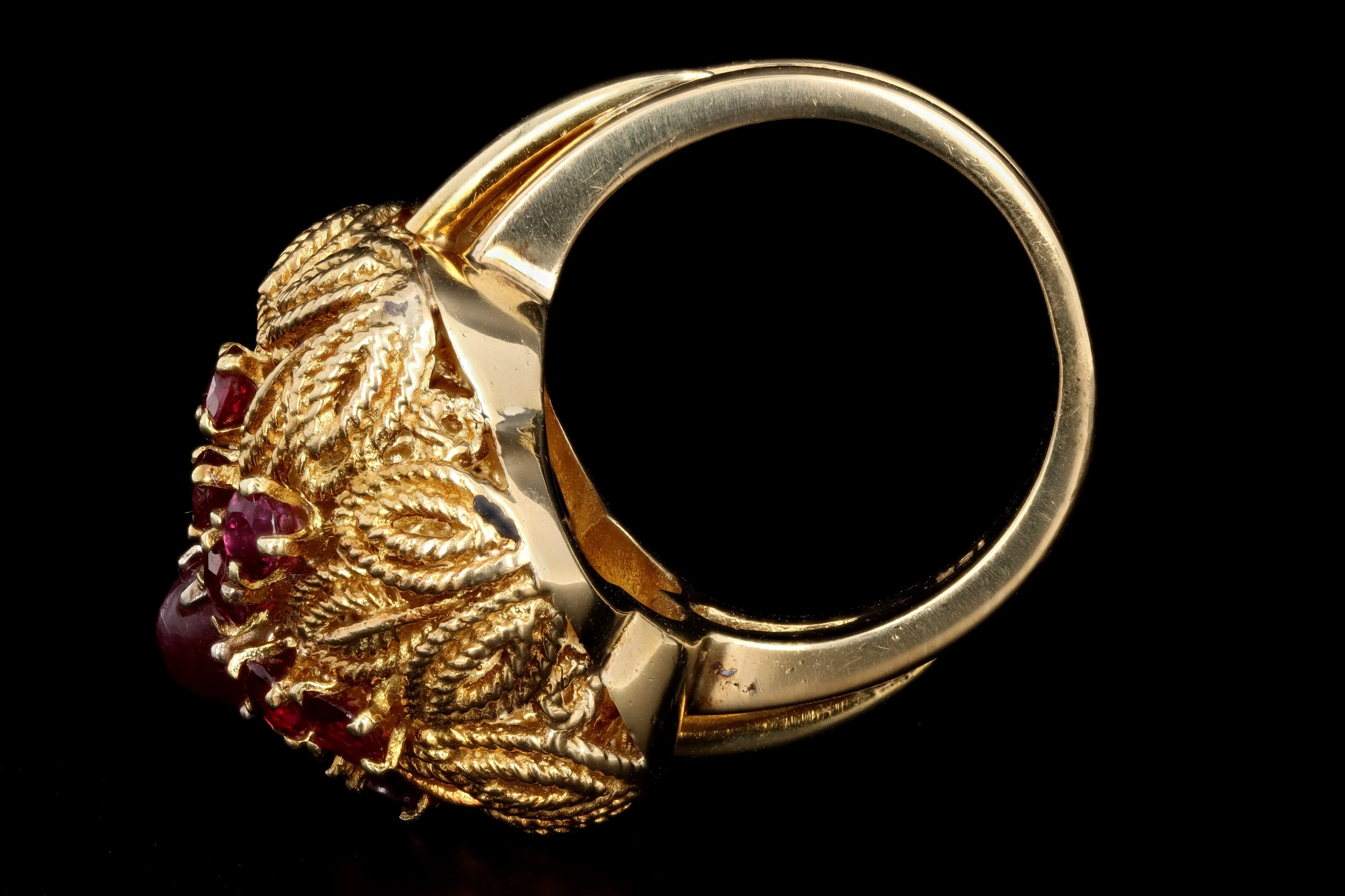 Retro 18K Yellow Gold .90 Carat Cabochon Cut Natural Ruby Ring